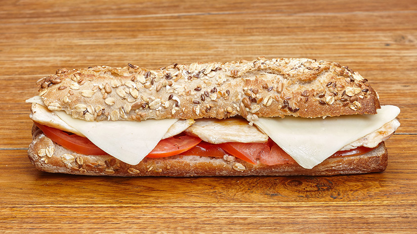 Bocadillo de pechugas de pollo con tomate, mozzarella y Pan de semilla.